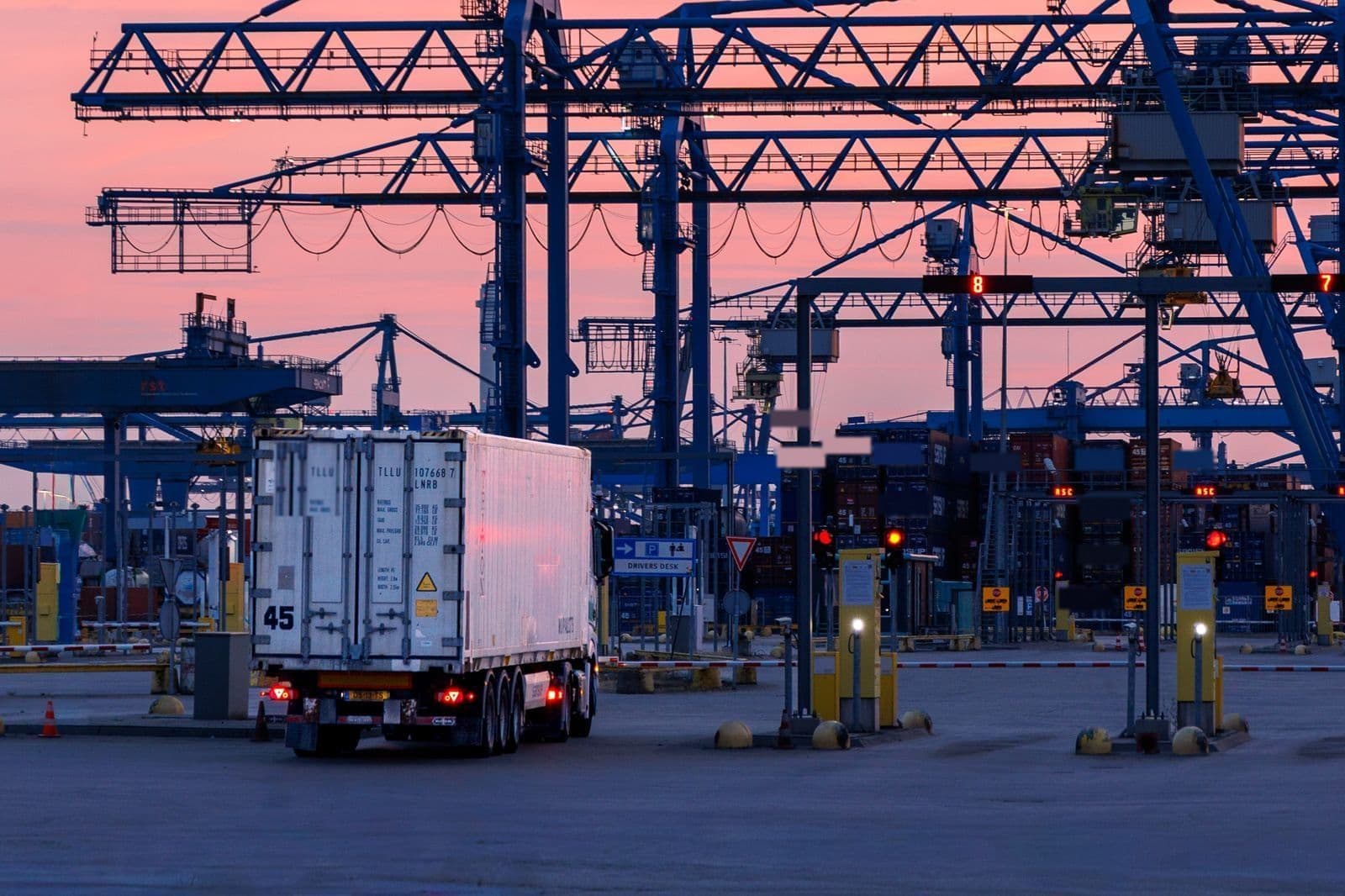 Trekker met container op chassis op de terminal