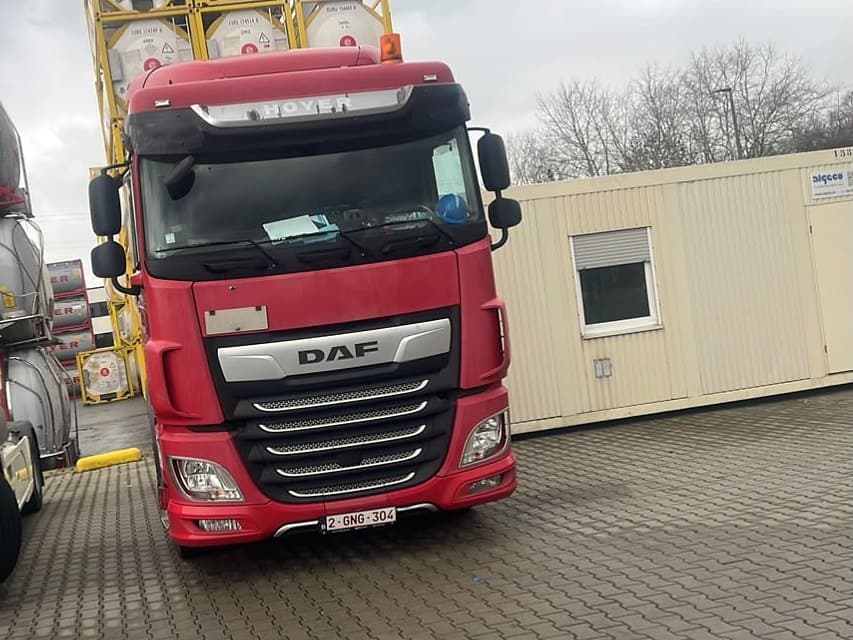 Tracteur rouge de HK Trans au dépôt