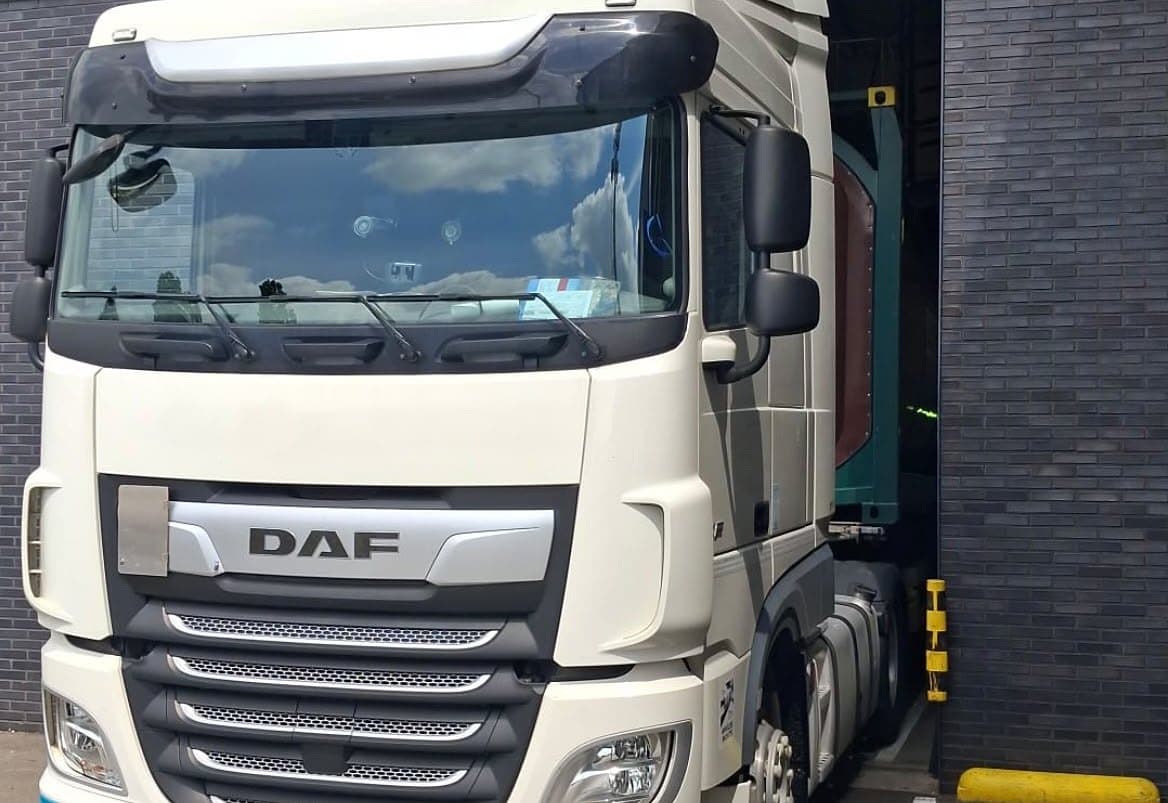 Witte trekker van HK Trans aan laadpoort 3