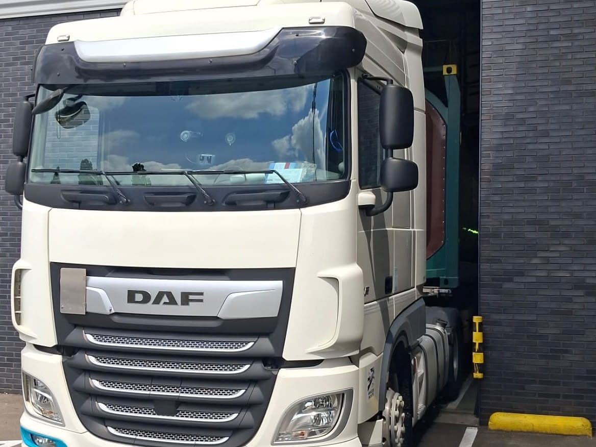 Tracteur blanc de HK Trans devant la porte de chargement 3