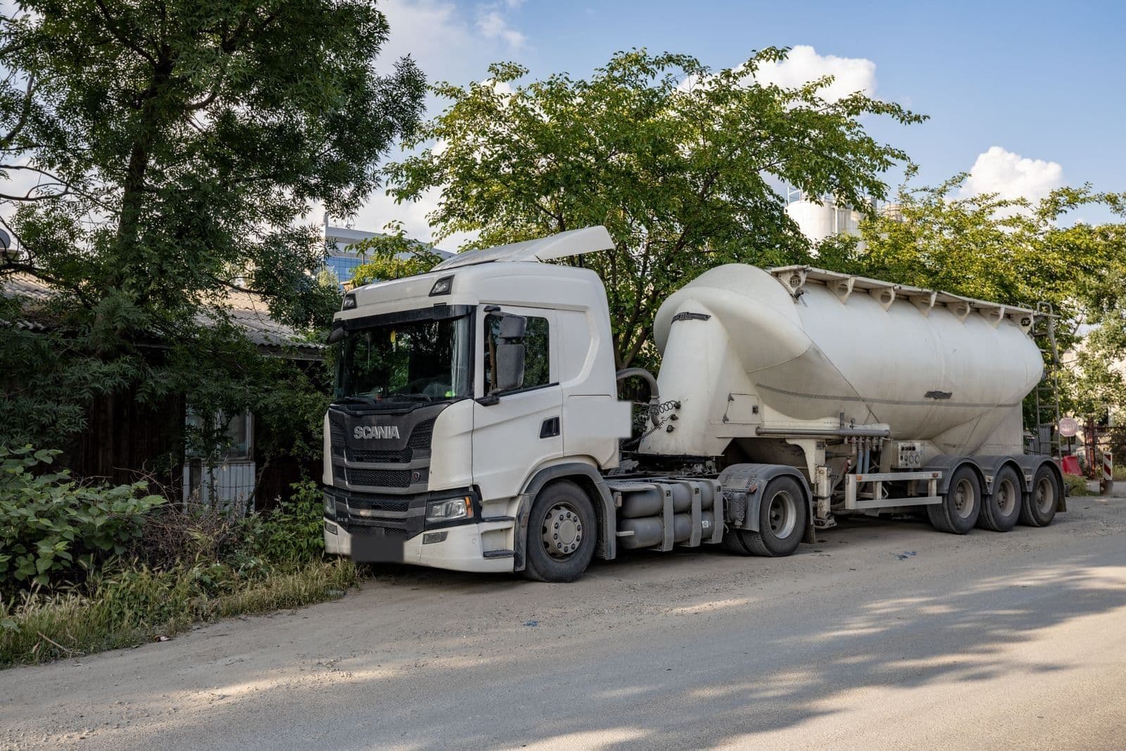 Tracteur avec citerne silo